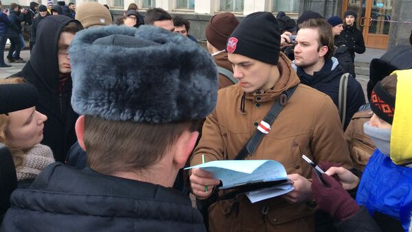 Глеб Вайкуль (в коричневой куртке) во время Марша студентов - Sputnik Беларусь