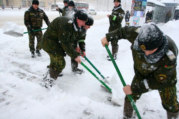 Военнослужащие внутренних войск на уборке снега в Минске - Sputnik Беларусь