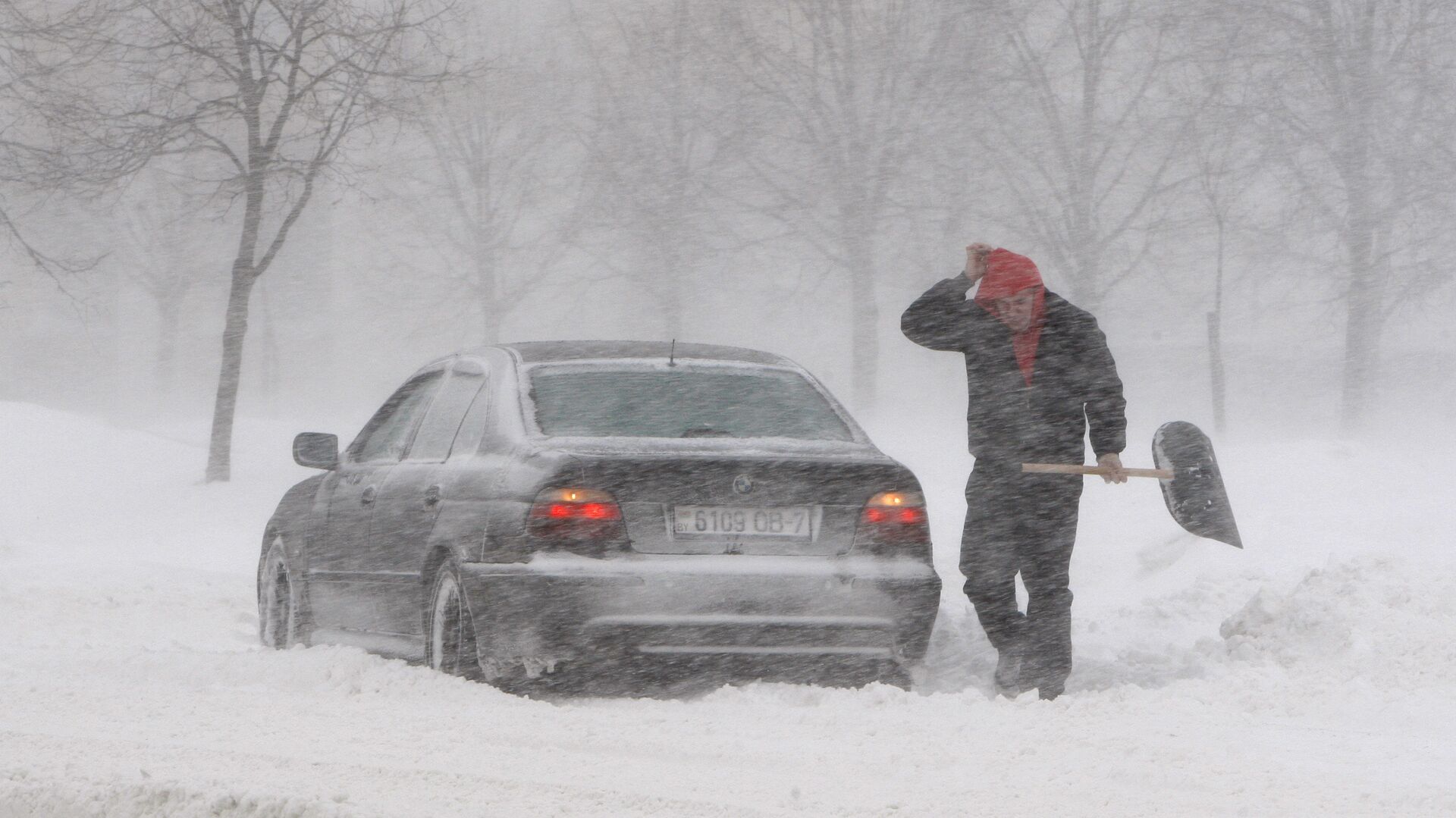 Автовладелец расчищает дорогу от снега - Sputnik Беларусь, 1920, 26.12.2021