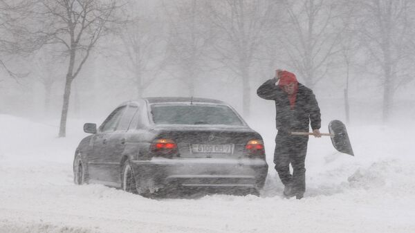 Автовладелец расчищает дорогу от снега - Sputnik Беларусь