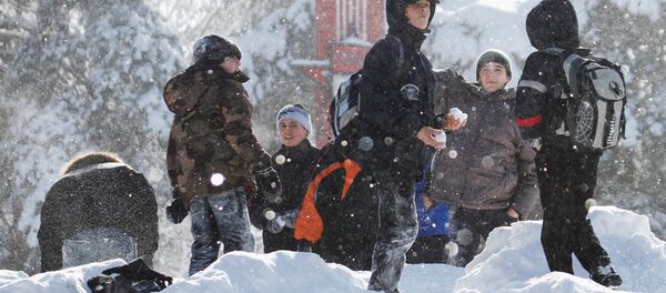 Школьники играют в снежки - Sputnik Беларусь