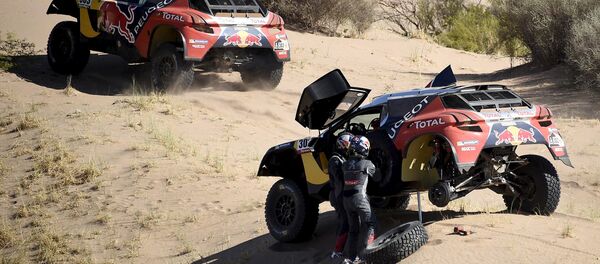 Раллисты Карлос Сайнс (слева) и Стефан Петерансель - Sputnik Беларусь