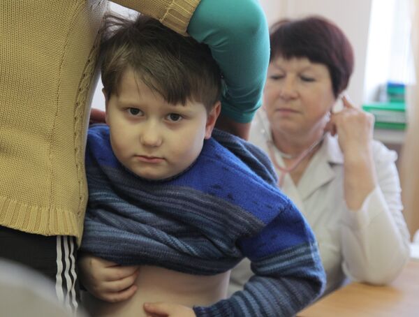 Педиатр осматривает ребенка - Sputnik Беларусь