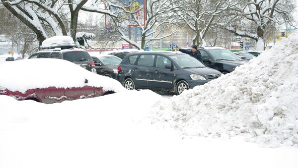 Водитель очищает машину от снега - Sputnik Беларусь