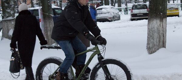 Велосипедист в снегу - Sputnik Беларусь