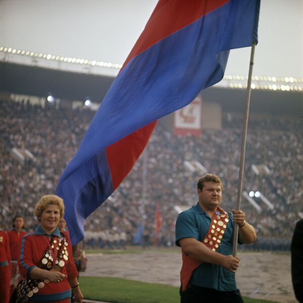 Торжественная церемония открытия IV летней Спартакиады народов СССР: знаменосец - чемпион мира по тяжелой атлетике Леонид Жаботинский - Sputnik Беларусь