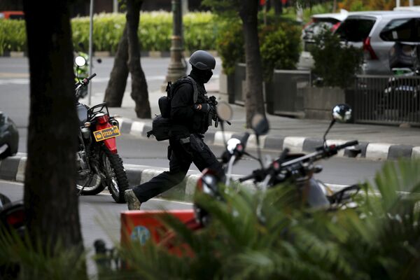 Индонезийская полиция после теракта в Джакарте - Sputnik Беларусь