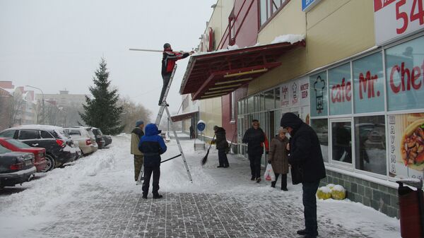 Очистка снега с козырька у входа в торговый центр - Sputnik Беларусь