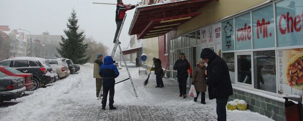 Очистка снега с козырька у входа в торговый центр - Sputnik Беларусь