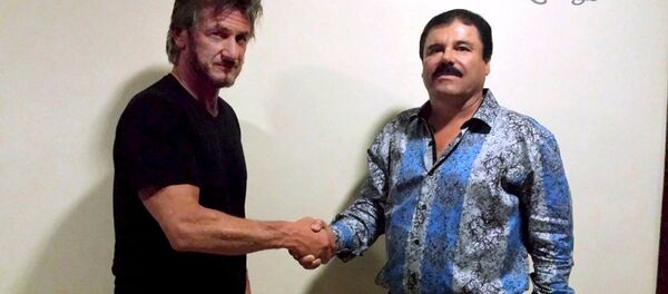 Американский актер Шон Пенн и Гусман Лоэра Коротышка - Sputnik Беларусь