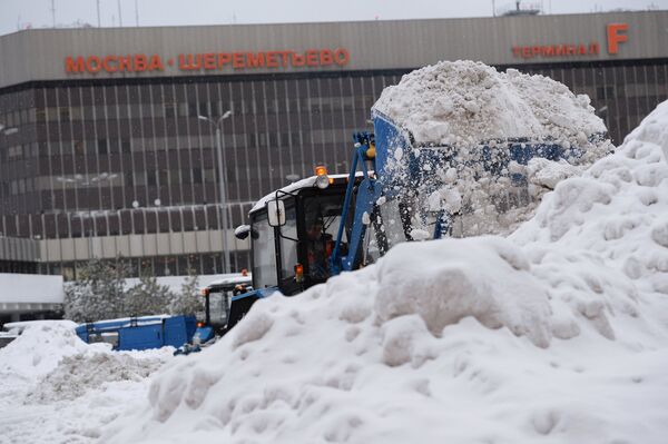 Уборка снега в московском аэропорту Шереметьево - Sputnik Беларусь