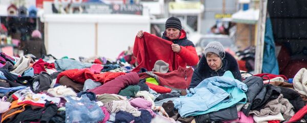 Покупатели выбирают вещи секонд-хэнд на рынке Ждановичи - Sputnik Беларусь