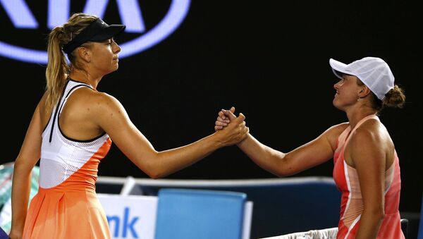 Россиянка Мария Шарапова (слева) и белоруска Александра Саснович на турнире Australian Open - Sputnik Беларусь
