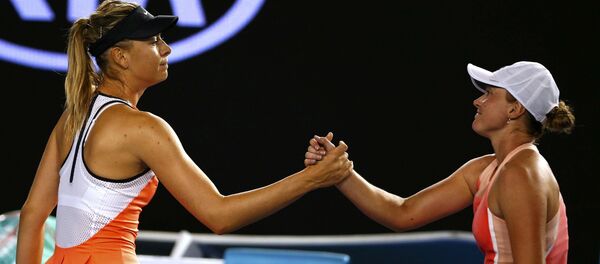 Россиянка Мария Шарапова (слева) и белоруска Александра Саснович на турнире Australian Open - Sputnik Беларусь