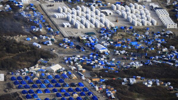 Вид с воздуха на импровизированный лагерь мигрантов Джунгли во французском Кале - Sputnik Беларусь