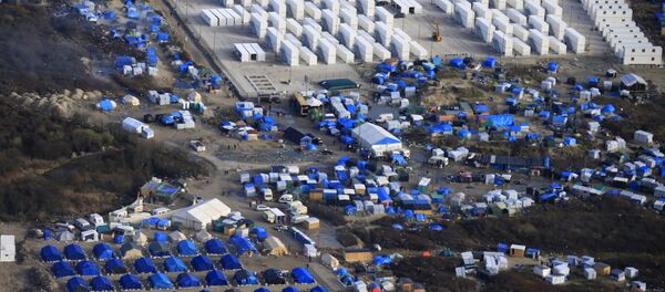 Вид с воздуха на импровизированный лагерь мигрантов Джунгли во французском Кале Вид с воздуха на импровизированный лагерь мигрантов Джунгли во французском Кале - Sputnik Беларусь