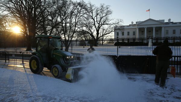 Расчистка снега перед Белым домом в Вашингтоне - Sputnik Беларусь