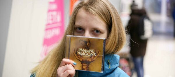 З дыскам любімага гурта З дыскам любімага гурта - Sputnik Беларусь