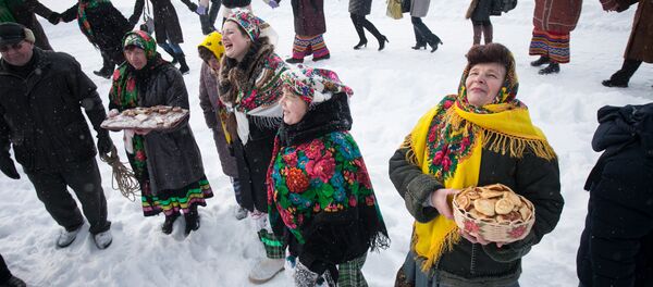 Калядны абрад Цягнуць Каляду на дуба Калядны абрад Цягнуць Каляду на дуба - Sputnik Беларусь