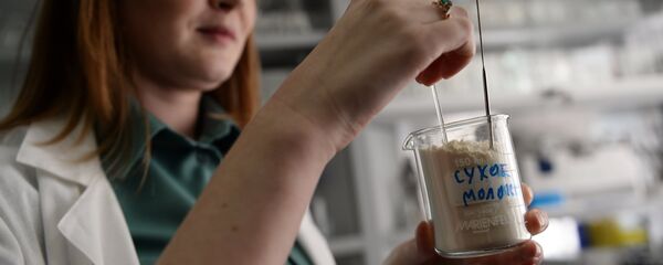 Проверка сухого молока, архивное фото - Sputnik Беларусь