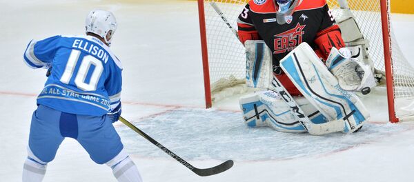 Игрок Запада Мэтт Эллисон (слева) и вратарь Востока Александр Салак в матче звезд Континентальной хоккейной лиги между командами Запад и Восток. - Sputnik Беларусь