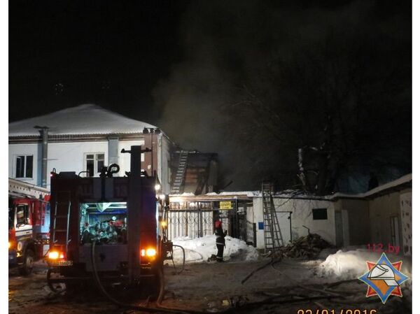 На момент пожара деревянная пристройка не эксплуатировалась На момент пожара деревянная пристройка не эксплуатировалась - Sputnik Беларусь