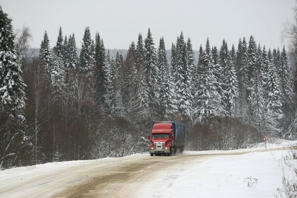 Трейлер едет по участку занесенной снегом дороги - Sputnik Беларусь