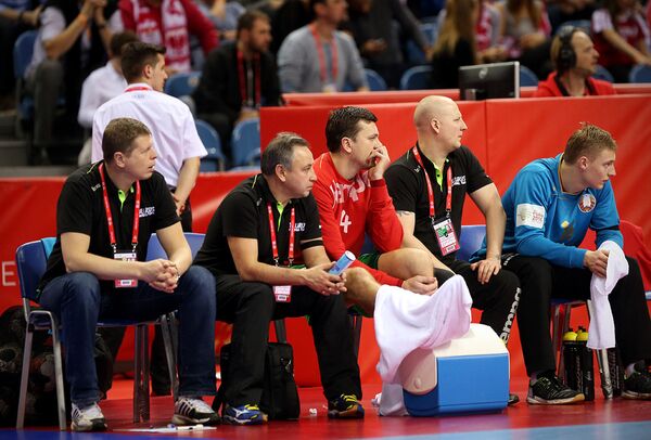 Сергей Рутенко (в красной майке) на скамейке запасных в матче с командой Польши - Sputnik Беларусь