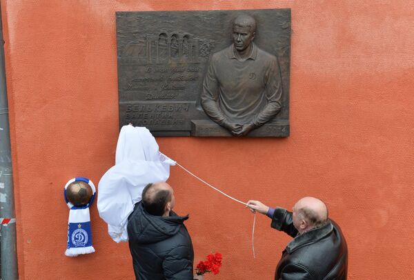 Открывали барельеф замминстра спорта Александр Дубковский (слева) и Николай Белькевич - Sputnik Беларусь