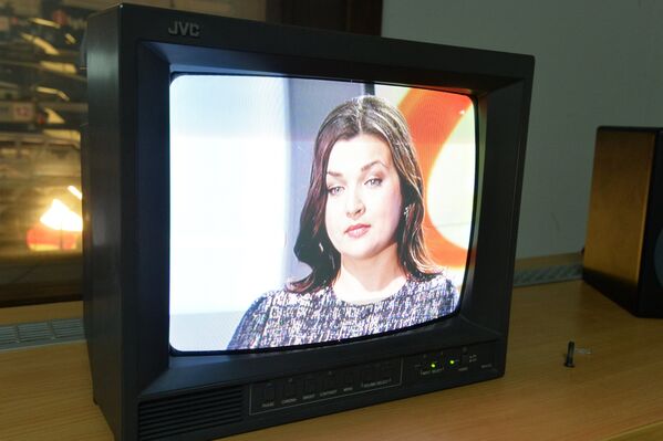 Актриса Вера Полякова на мониторе звукорежиссера телеканала СТВ - Sputnik Беларусь