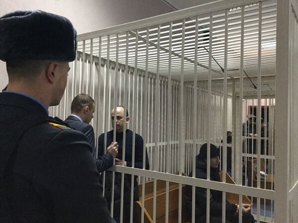 Обвиняемый разговаривает с адвокатом Обвиняемый разговаривает с адвокатом - Sputnik Беларусь