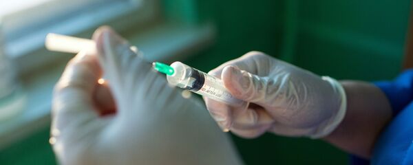 Медсестра набирает лекарство в шприц - Sputnik Беларусь