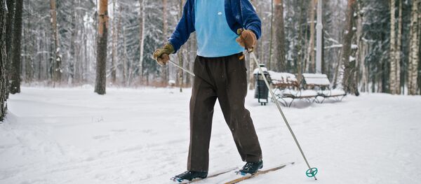 Пенсионер на лыжах в парке - Sputnik Беларусь