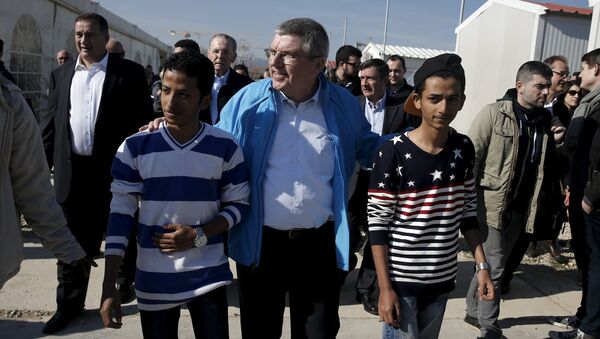 Президент МОК Томас Бах (в центре) в лагере для беженцев в Греции - Sputnik Беларусь