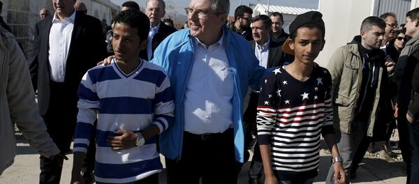 Президент МОК Томас Бах (в центре) в лагере для беженцев в Греции Президент МОК Томас Бах (в центре) в лагере для беженцев в Греции - Sputnik Беларусь