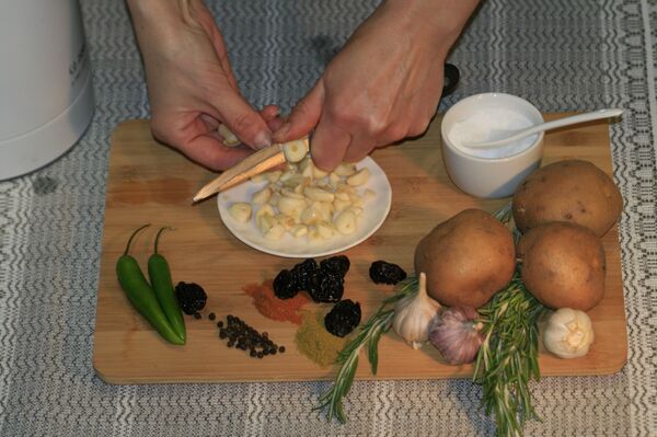 Второй шаг: готовим чеснок - Sputnik Беларусь