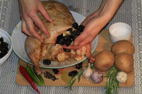 Восьмой шаг: фаршируем утку - Sputnik Беларусь