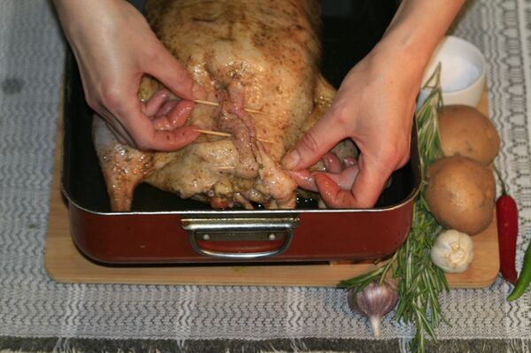 Девятый шаг: закрепляем брюшко утки - Sputnik Беларусь