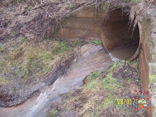 Канализационная труба, из которой загрязняющие вещества попали в канал, ведет на территорию двух предприятий - Sputnik Беларусь