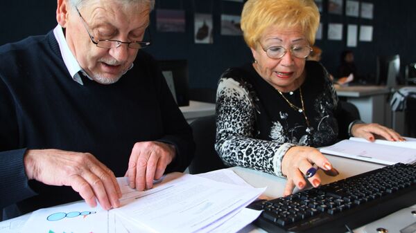 Пенсионеры проходят обучение на курсах компьютерной грамотности - Sputnik Беларусь