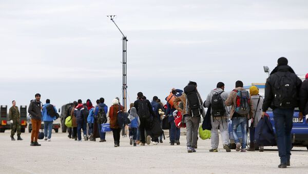 Мигранты прибывают в лагерь для беженцев - Sputnik Беларусь