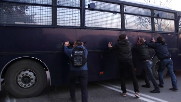 СПУТНИК_Фермеры раскачивали автобус полиции на митинге против реформ в Греции - Sputnik Беларусь