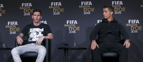 Футболисты Лионель Месси (слева) и Криштиану Роналду Футболисты Лионель Месси (слева) и Криштиану Роналду - Sputnik Беларусь