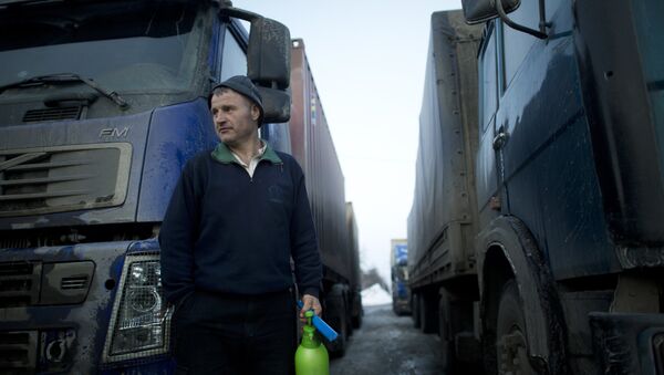 Водитель грузовика на парковке для большегрузных машин - Sputnik Беларусь