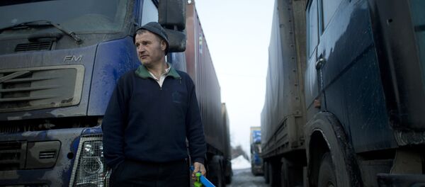 Водитель грузовика на парковке для большегрузных машин Водитель грузовика на парковке для большегрузных машин - Sputnik Беларусь