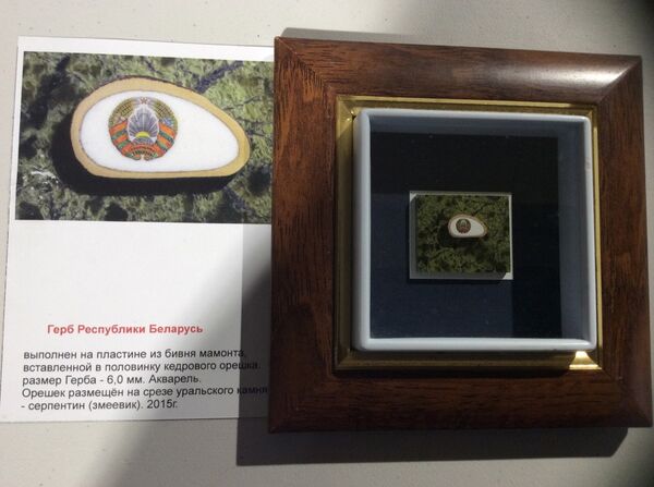 Микрогерб Беларуси, сделанный омским мастером Анатолием Коненко. - Sputnik Беларусь