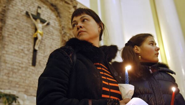Прихожане со свечами на пасхальном богослужении - Sputnik Беларусь