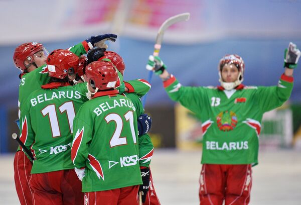 Игроки сборной Беларуси радуются заброшенному мячу - Sputnik Беларусь