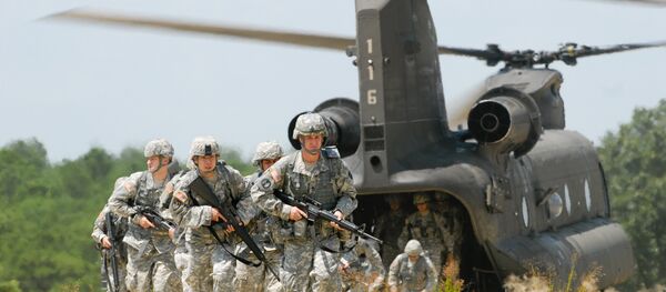 Американские солдаты высаживаются с вертолета Американские солдаты высаживаются с вертолета - Sputnik Беларусь