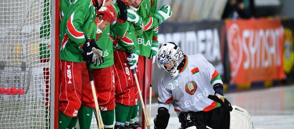 Игроки сборной Беларуси в матче 1/4 финала чемпионата мира по хоккею с мячом - Sputnik Беларусь